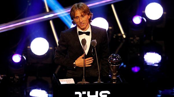 الكرواتي مودريتش أفضل لاعب في العالم وصلاح يكتفي بجائزة أفضل هدف الكرواتي مودريتش أفضل لاعب في العالم وصلاح يكتفي بجائزة أفضل هدف