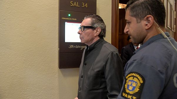 Νόμπελ: Ένοχος για βιασμό ο φωτογράφος Ζαν-Κλοντ Αρνό Νόμπελ: Ένοχος για βιασμό ο φωτογράφος Ζαν-Κλοντ Αρνό