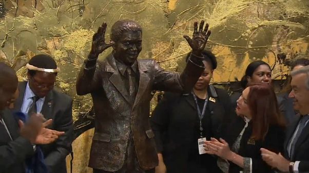 Svelata una statua di Nelson Mandela all'Onu Svelata una statua di Nelson Mandela all'Onu