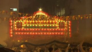 شاهد : تنين ناري ضخم في احتفالات منتصف الخريف في هونغ كونغ