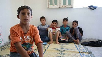 Padok és asztalok nélkül tanítják a szíriai gyerekeket 