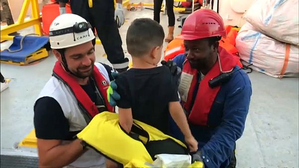 Aquarius resta al largo, i migranti trasferiti a Malta e distribuiti in quattro paesi UE Aquarius resta al largo, i migranti trasferiti a Malta e distribuiti in quattro paesi UE