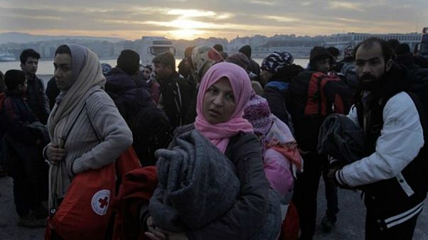 Έφτασαν Πειραιά και πάνε Βόλβη οι πρώτοι 400 από τη Μόρια Έφτασαν Πειραιά και πάνε Βόλβη οι πρώτοι 400 από τη Μόρια