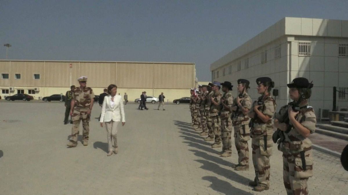 شاهد: وزيرة الدفاع الفرنسية في جولة لقاعدة عسكرية فرنسية في الإمارات