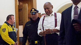 Bill Cosby deixa o tribunal já algemado rumo à cadeia