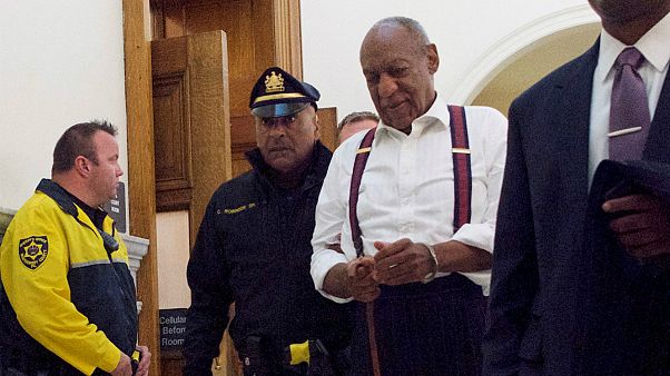 Bill Cosby deixa o tribunal já algemado rumo à cadeia Bill Cosby deixa o tribunal já algemado rumo à cadeia