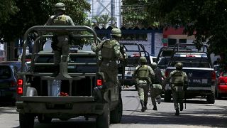 Meksika'da askerlerden emniyete baskın: Gözaltılar var