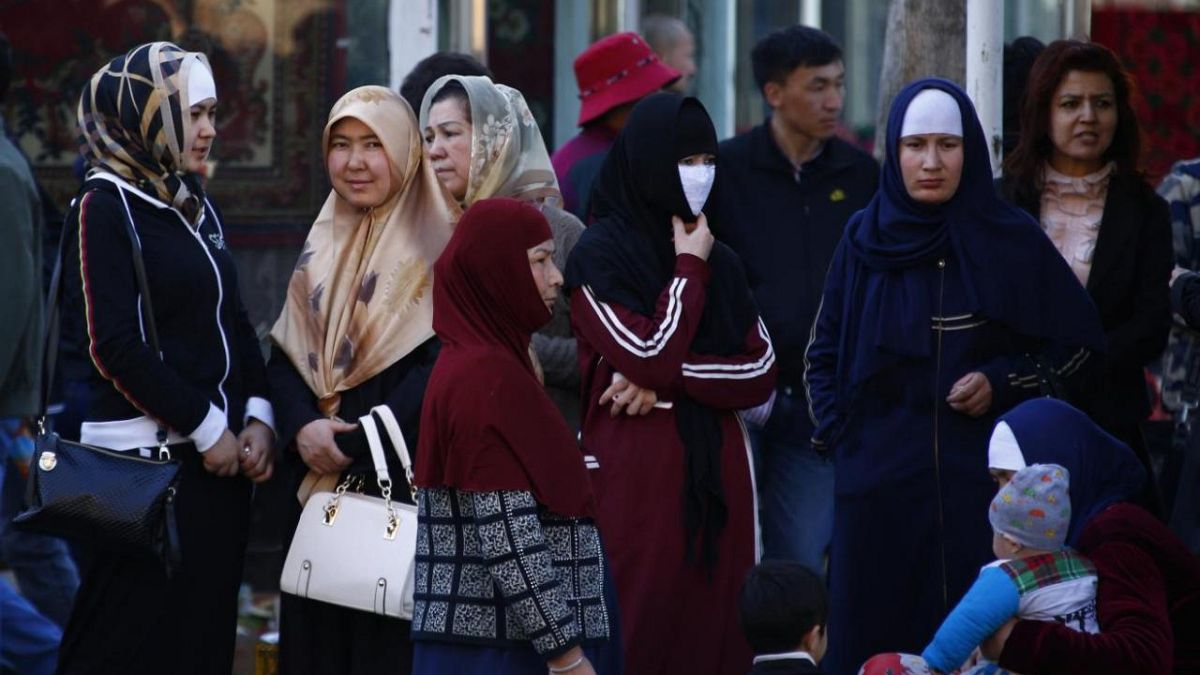 "Çin, Doğu Türkistanlı kadınları aileleri ile görüştürmüyor"