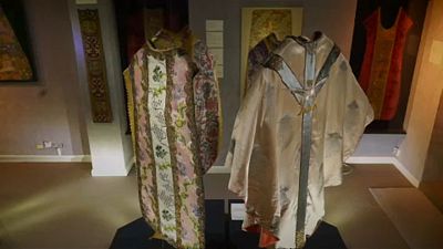 La moda de la Iglesia Católica en tres siglos de ropa ceremonial