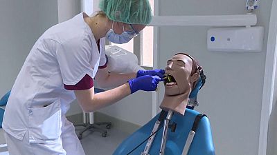 Izzadó, üvöltő babán gyakorolnak a leendő fogorvosok