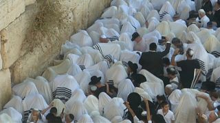 شاهد : آلاف اليهود يمارسون طقساً دينياً عند حائط المبكى بالقدس