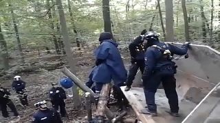 فيديو: اشتباكات بين نشطاء والشرطة الألمانية احتجاجا على إزالة غابة