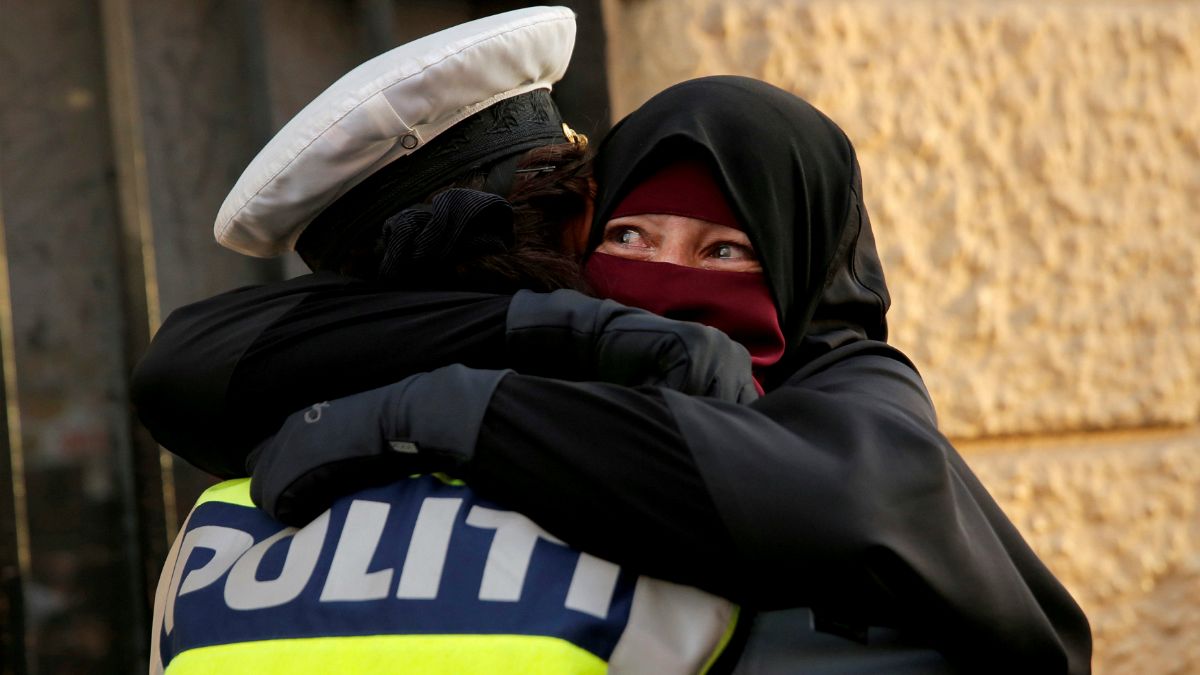 دانمارک؛ تحقیق درباره پلیسی که زن معترض برقع پوش را در آغوش کشید
