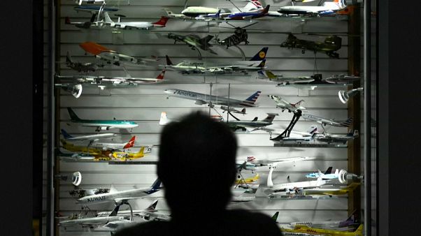 إيرلندي يتبرع بأكبر مجموعة نماذج مصغرة للطائرات في العالم جمعها في نصف قرن إيرلندي يتبرع بأكبر مجموعة نماذج مصغرة للطائرات في العالم جمعها في نصف قرن