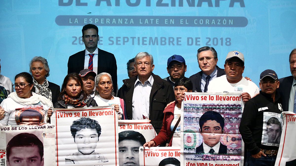 Andrés Manuel López Obrador con familiares de los 43 desaparecidos.
