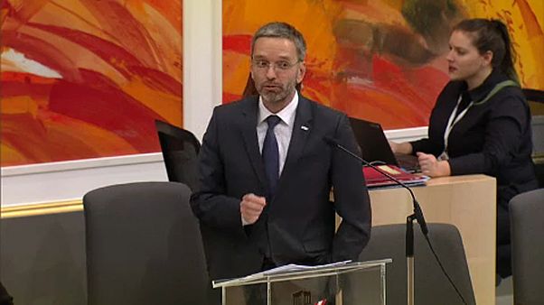 Nem buktatták meg az osztrák belügyminisztert Nem buktatták meg az osztrák belügyminisztert