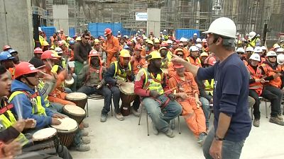 شاهد: عمال البناء في تشيلي يستخدمون الطبول للتخلص من الإرهاق