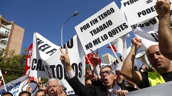 Des chauffeurs de taxi manifestent contre Uber et Cabify à Madrid, Espagne Des chauffeurs de taxi manifestent contre Uber et Cabify à Madrid, Espagne