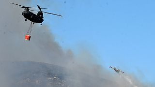 Un canadair et un hélicoptère tentent d'éteindre un incendie en Italie