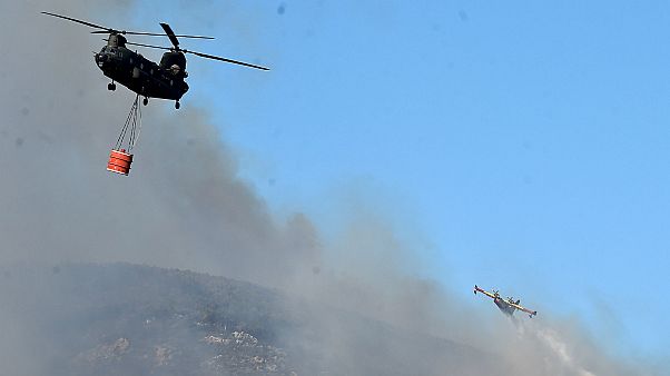 Un canadair et un hélicoptère tentent d'éteindre un incendie en Italie Un canadair et un hélicoptère tentent d'éteindre un incendie en Italie