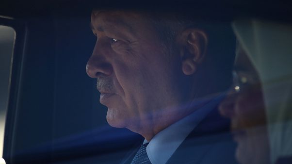 Türkischer Präsident landet in Berlin, erste Proteste am Flughafen Türkischer Präsident landet in Berlin, erste Proteste am Flughafen