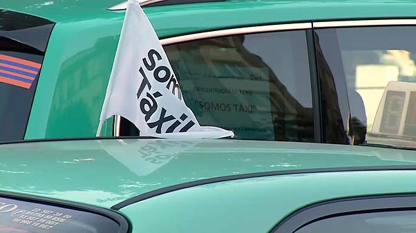 Taxistas portugueses põem fim a protesto Taxistas portugueses põem fim a protesto