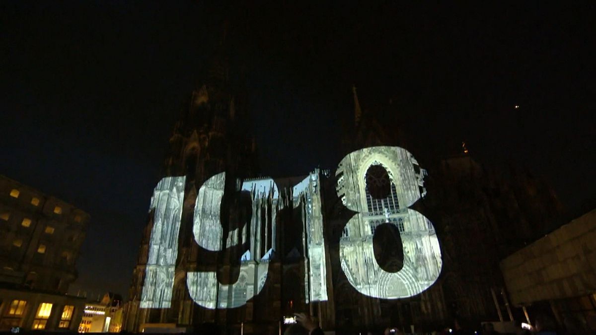 A light installation on Cologne Cathedral commemorates WWI