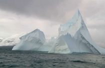 شاهد: جبل جليدي ارتفاعه 200 متر يتحرك باتجاه آيسلندا