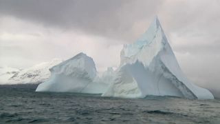 شاهد: جبل جليدي ارتفاعه 200 متر يتحرك باتجاه آيسلندا