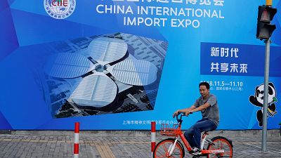 Una valla publicitaria de la China International Import Expo, en Shanghai,