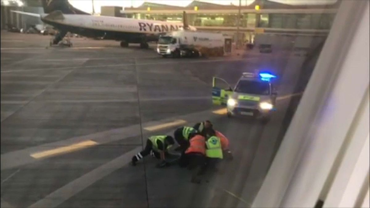 شاهد: إلقاء القبض على مسافر إيرلندي حاول اللحاق بالطائرة مهما كان الثمن 