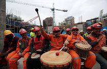 Obreros en Santiago de Chile tocan tambores para combatir el estrés.