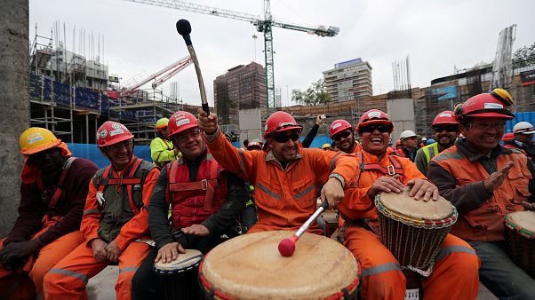 Obreros en Santiago de Chile tocan tambores para combatir el estrés. Obreros en Santiago de Chile tocan tambores para combatir el estrés.