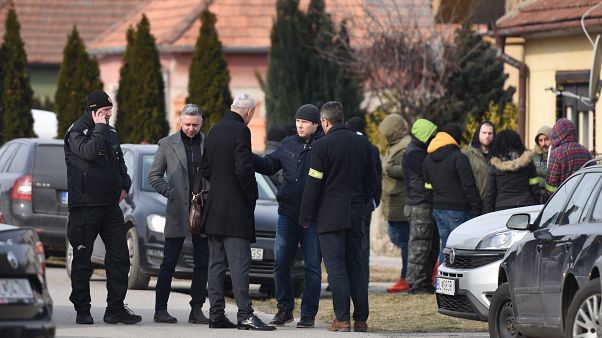 Rendőrök a februári gyilkosság helyszínén Rendőrök a februári gyilkosság helyszínén