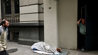 Una persona durmiendo en la calle en el distrito financiero de Buenos Aires