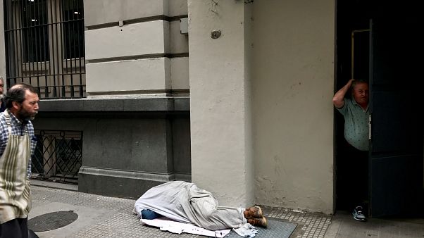 Una persona durmiendo en la calle en el distrito financiero de Buenos Aires Una persona durmiendo en la calle en el distrito financiero de Buenos Aires