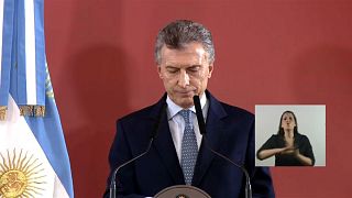 Macri anuncia "meses difíciles" para Argentina