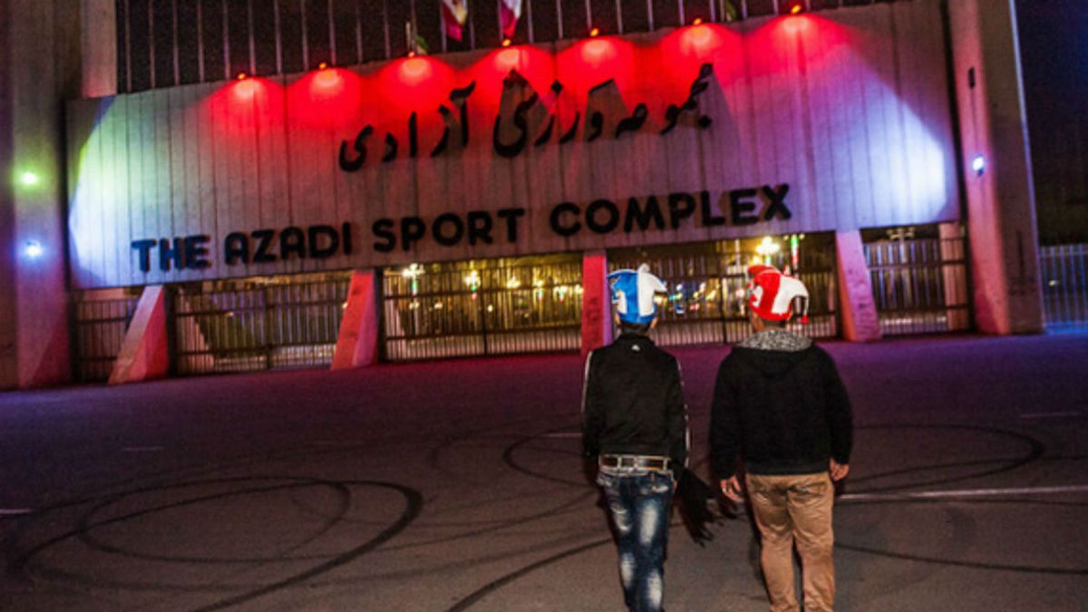 ورزشگاه آزادی بعد از دربی استقلال و پرسپولیس؛ زورگیری با سلاح سرد از تماشاگران