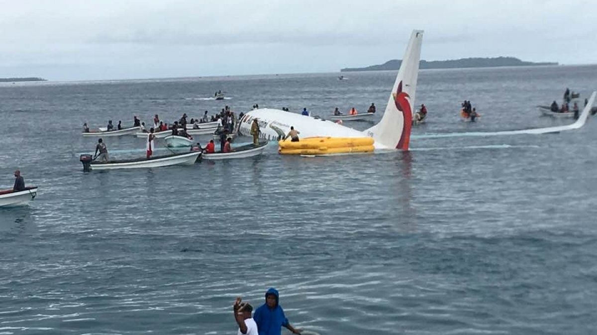 Avião falha pista e acaba no mar na Micronésia