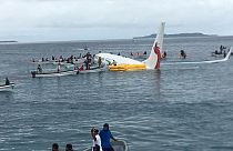 Avião falha pista e acaba no mar na Micronésia