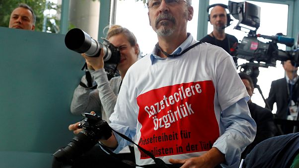 Erdoğan-Merkel basın toplantısında gerginlik: Bir gazeteci salondan çıkarıldı Erdoğan-Merkel basın toplantısında gerginlik: Bir gazeteci salondan çıkarıldı