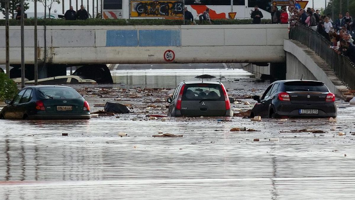 Μάνδρα: Η Eισαγγελία καλεί Δούρου και άλλους 9 για τις πλημμύρες