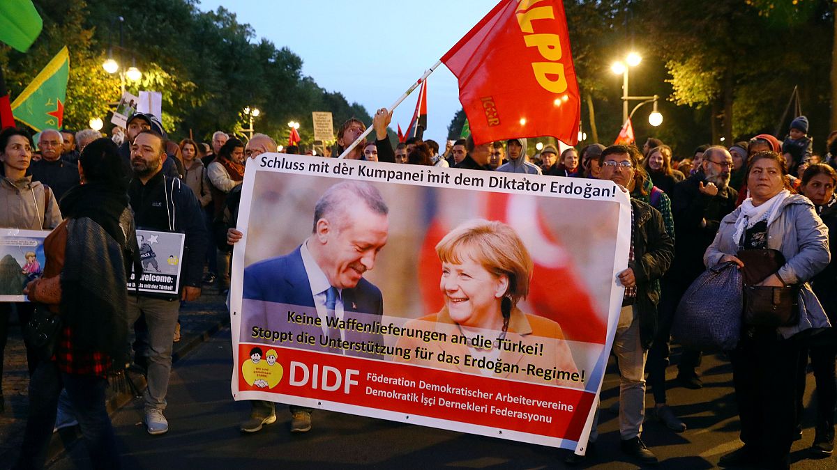 In Berlin und im Internet: Protest gegen Erdogan in 10 Tweets