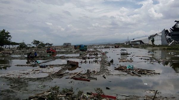 Endonezya'daki depremde bilanço ağırlaşıyor: En az 384 ölü Endonezya'daki depremde bilanço ağırlaşıyor: En az 384 ölü