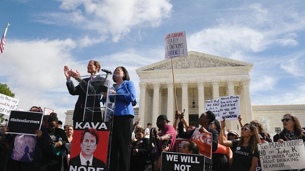 Republicanos aceitam investigação do FBI sobre Kavanaugh Republicanos aceitam investigação do FBI sobre Kavanaugh