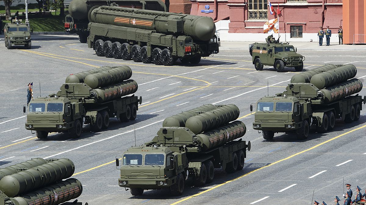 جانب من العرض العسكري في موسكو وتظهر فيه منظومة الدفاع الصاروخي "إس-400"