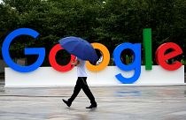 غوغل تخطط لفرض رسوم على مصنعي الهواتف الذكية في أوروبا