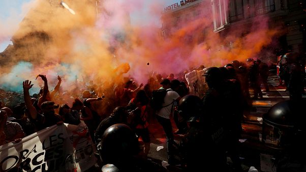 Los Mossos cargan contra manifestantes independentistas Los Mossos cargan contra manifestantes independentistas