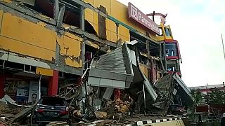 إندونيسيا : حوالي 400 قتيل في زلزال تبعه تسونامي في جزيرة سولاويسي