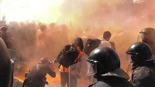 بالفيديو : اشتباكات بين الشرطة ومحتجين كتالونيين في برشلونة